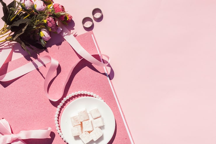 Foto gratuito arreglo plano de boda rosa con espacio de copia