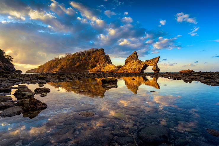 Foto gratuito atuh beach al amanecer en nusa penida, bali, indonesia