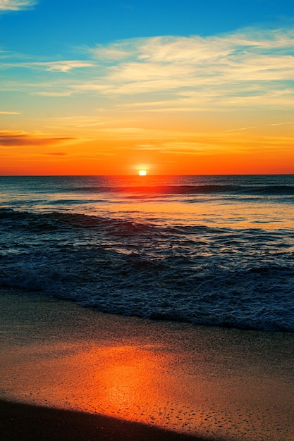 Foto gratuito disparo vertical de la entrada norte de la playa al amanecer.