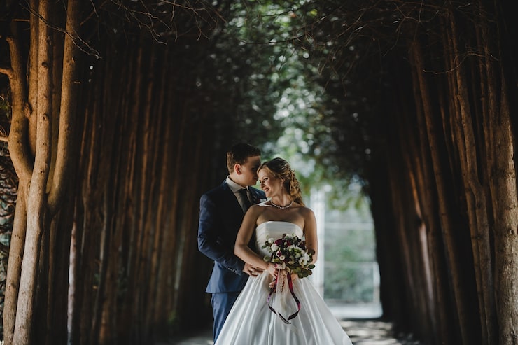 Foto gratuito la encantadora pareja enamorada de pie en el bosque