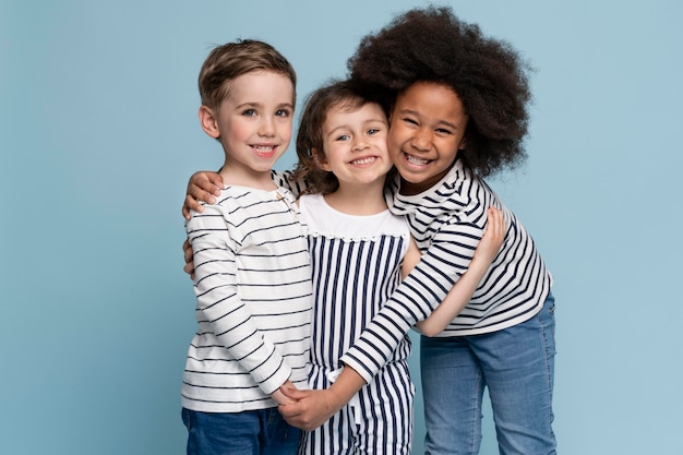 Foto gratuito felices pequeños mejores amigos celebrando