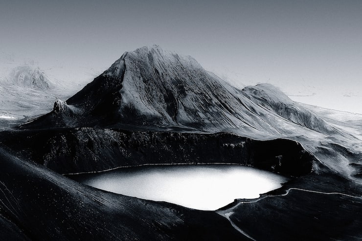 Foto gratuito el hermoso fondo del lago de montaña remix