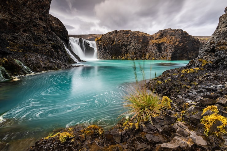 Foto gratuito hermosos paisajes de lagos en las montañas