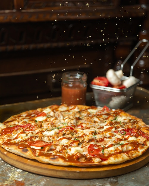 Foto gratuito las hojas de menta secas se esparcen sobre la pizza de pollo