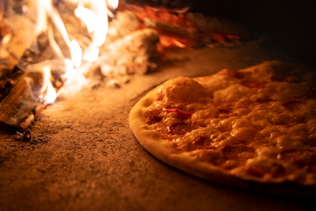 Foto gratuito hornear pizza en un horno de leña