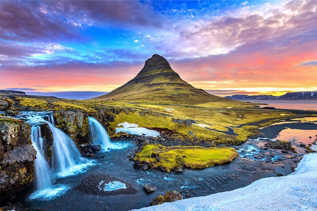 Foto gratuito kirkjufell al amanecer en islandia. precioso paisaje.