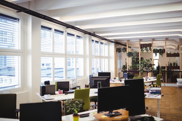 Foto gratuito el lugar de trabajo de oficina vacía con una mesa, una silla y el ordenador