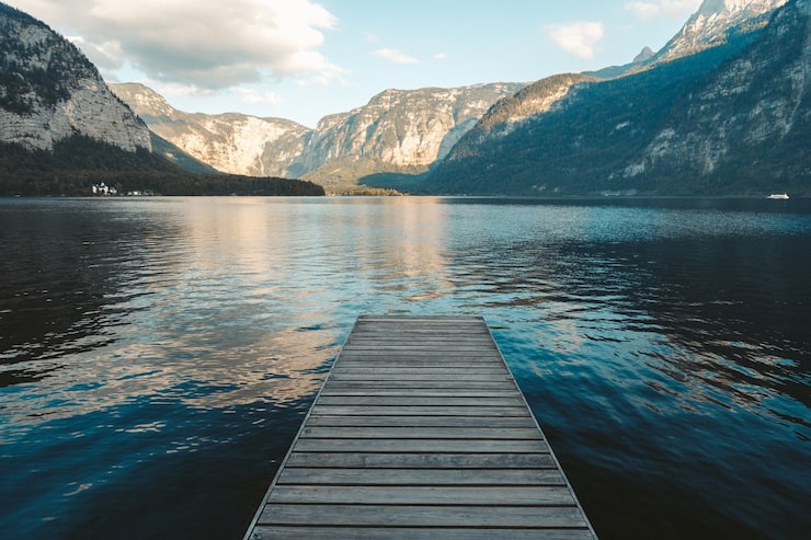 Foto gratuito muelle en un lago en hallstatt, austria