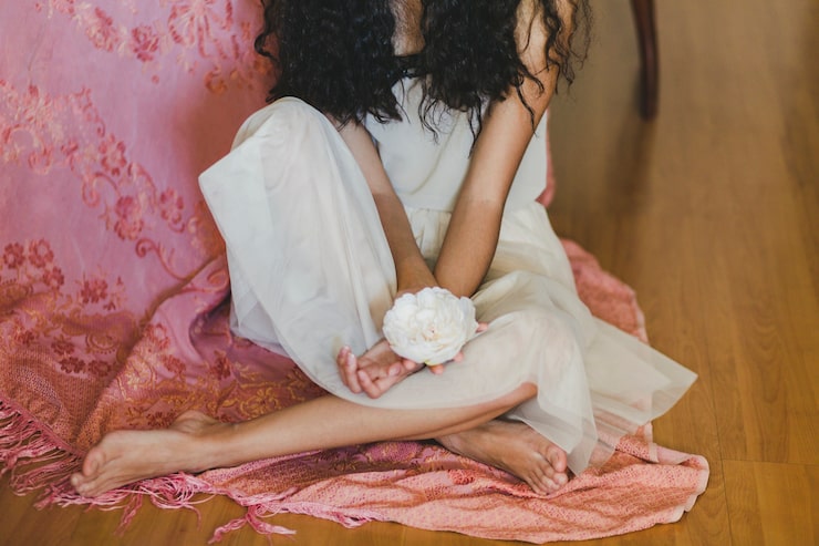 Foto gratuito mujer descalza de la cosecha con la flor