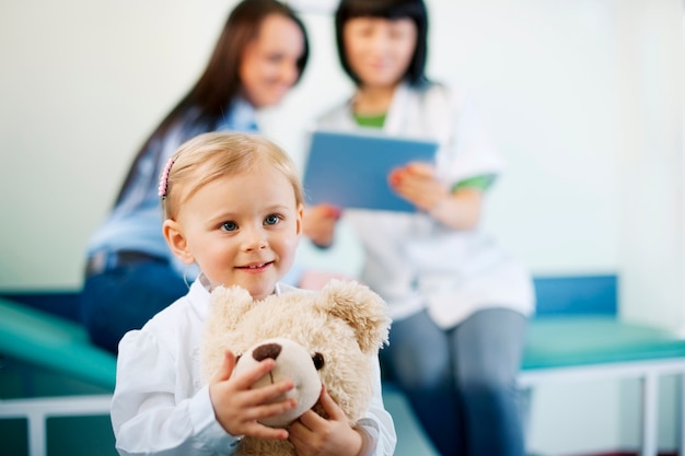 Foto gratuito la niña en la oficina del médico