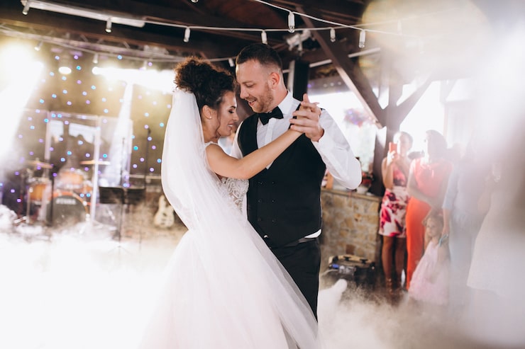 Foto gratuito la pareja de bodas bailando su primer baile