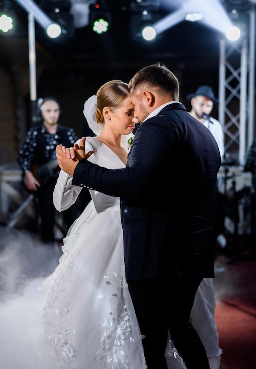 Foto gratuito la pareja de bodas realiza el primer baile en el restaurante