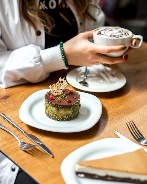 Foto gratuito postre de pistachos con galletas de chocolate de granada en la vista lateral superior