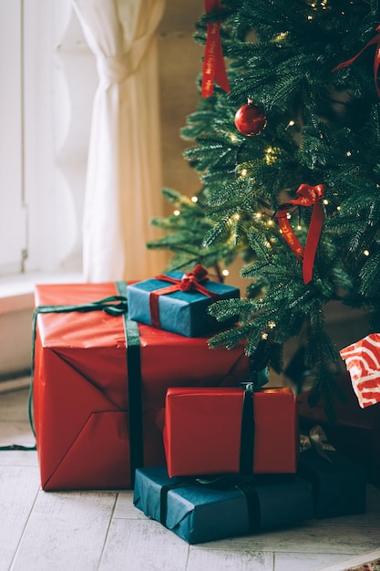 Foto gratuito regalos bajo el árbol muchas cajas de regalos estado de ánimo festivo