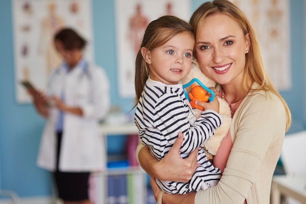 Foto gratuito retrato de madre e hija en el médico