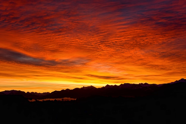 Foto gratuito silueta de montañas durante la hora dorada