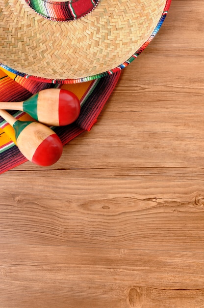 Foto gratuito sombrero y maracas mexicanas en el suelo
