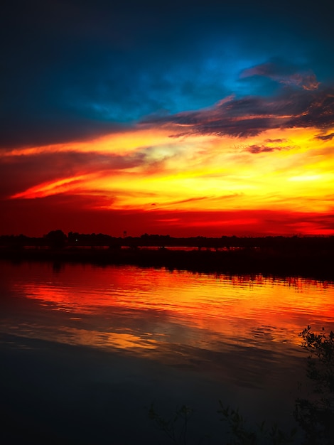 Foto atardecer hermoso en la naturaleza en el cielo de fondo de reflexión de noche