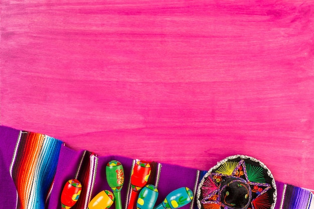 Foto decoraciones de mesa de colores tradicionales para celebrar la fiesta.