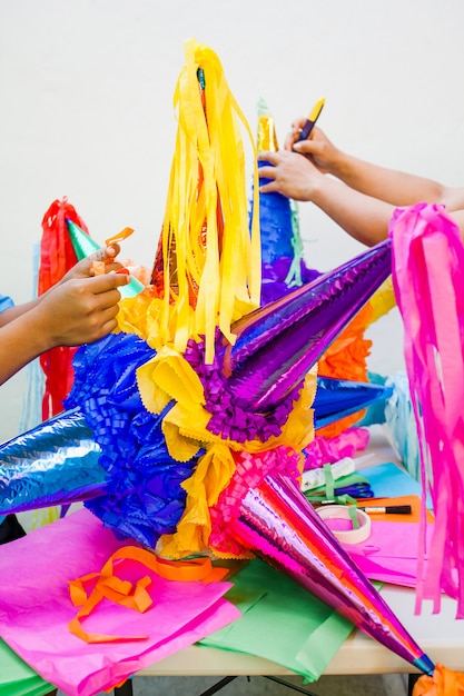Foto hacer una piñata mexicana hecha a mano para posadas en navidad en méxico