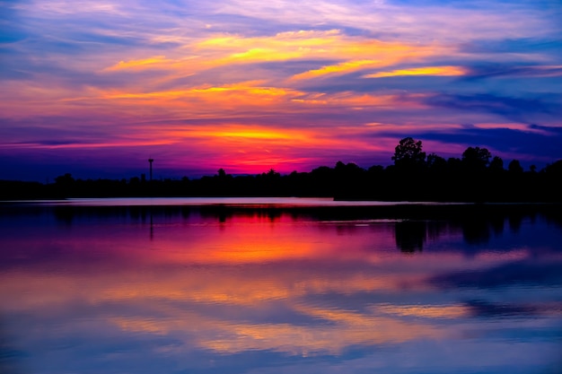 Foto hermosa puesta de sol en el lago.