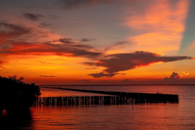 Foto hermoso cielo al atardecer sobre el mar tropical. cielo rojo al atardecer. skyline en el mar. belleza en la naturaleza. mar tropical. vista panorámica del cielo al atardecer. océano tranquilo. marina.
