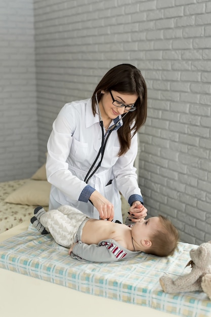 Foto médico escucha el corazón con estetoscopio
