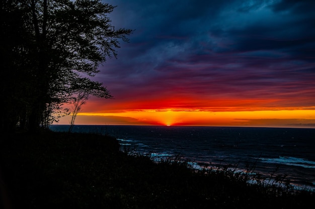 Foto pintoresco atardecer tranquilo con nubes de colores en las orillas del mar báltico en polonia