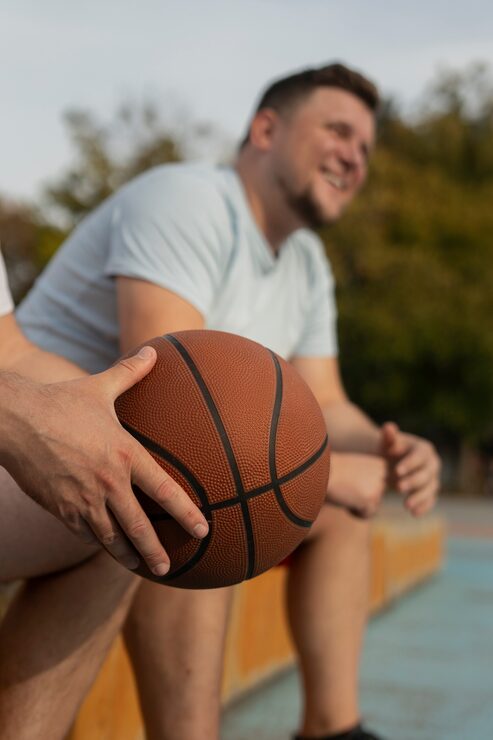 Autentiska scener av plus-size män som spelar basket