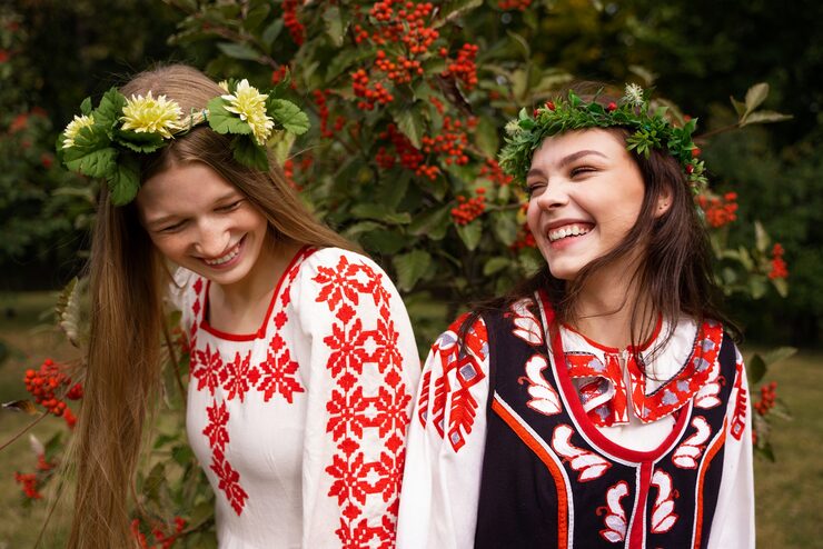 Unga vuxna som har roligt medan de folkdansar