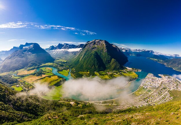 Fotoğraf andalsnes norveç'teki rampestreken ünlü bir turistik bakış açısı