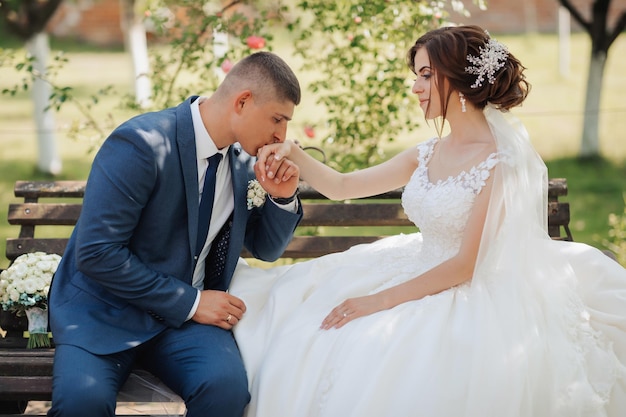 Photo 男性と女性がベンチに座っています男性は女性の手をキスしています