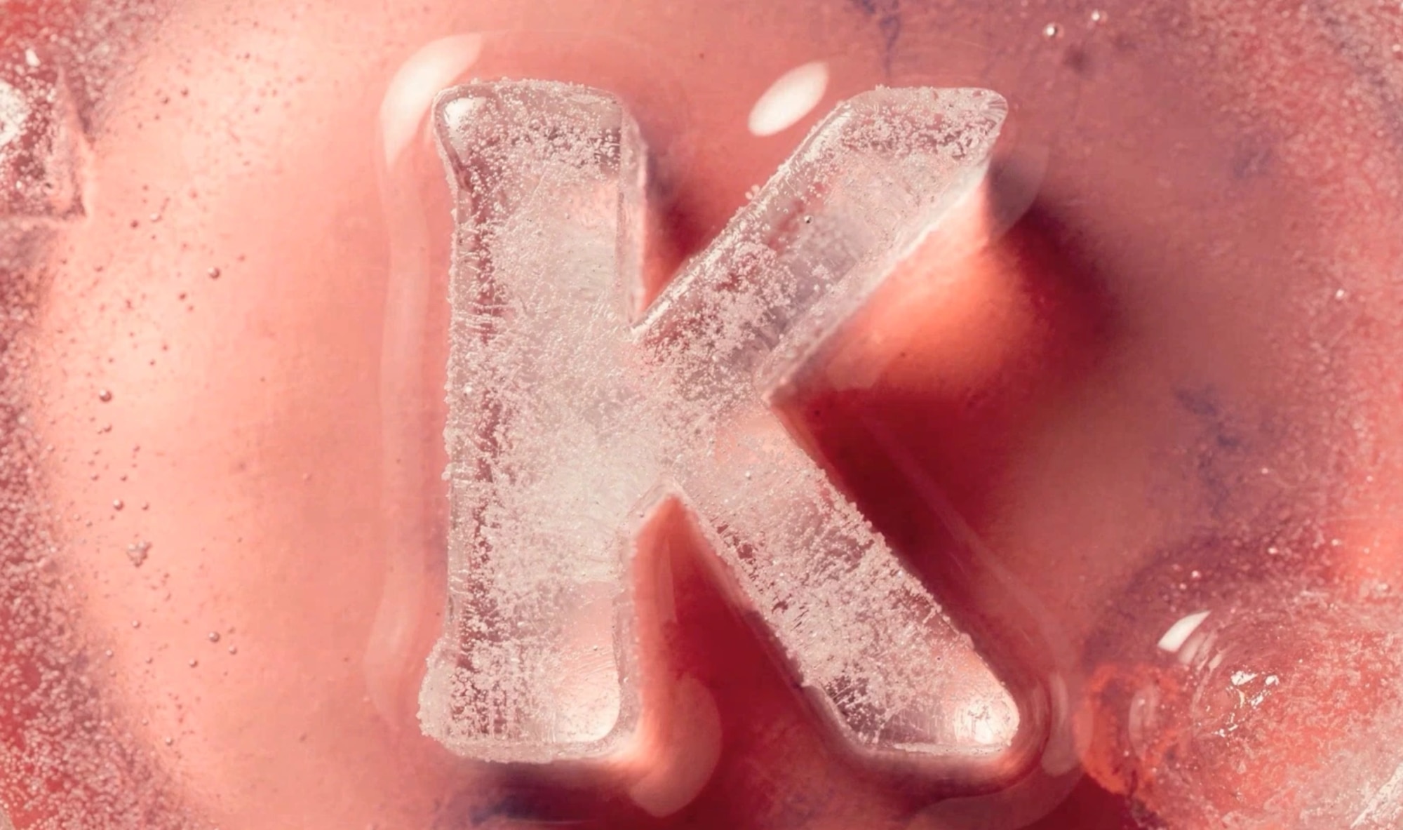 MagnificのKling 3.0で生成された、赤い背景に氷で彫られた文字K。